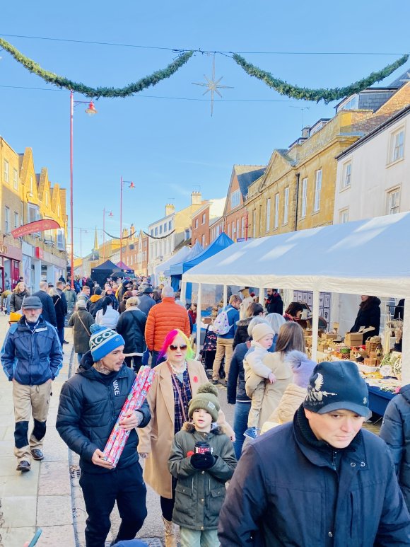 Christmas crowd on High Street